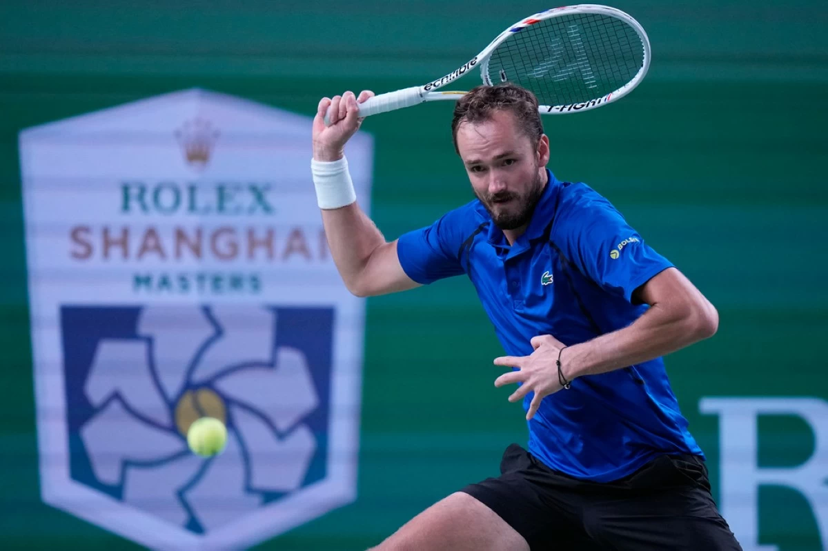 Daniil Medvedev Cruises Past Stefanos Tsitsipas to Set Up Shanghai Quarter-Final Clash