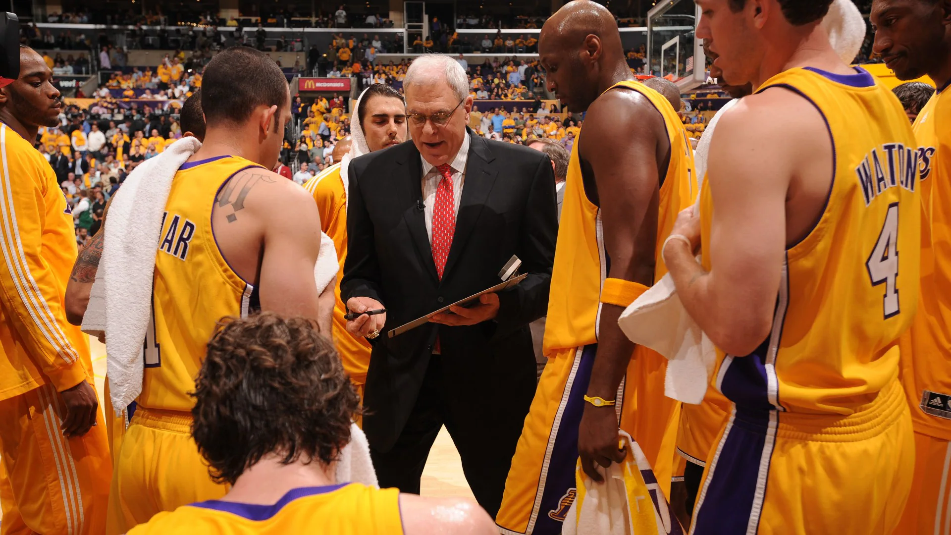 Phil Jackson to Receive Lakers Statue Outside Downtown Arena
