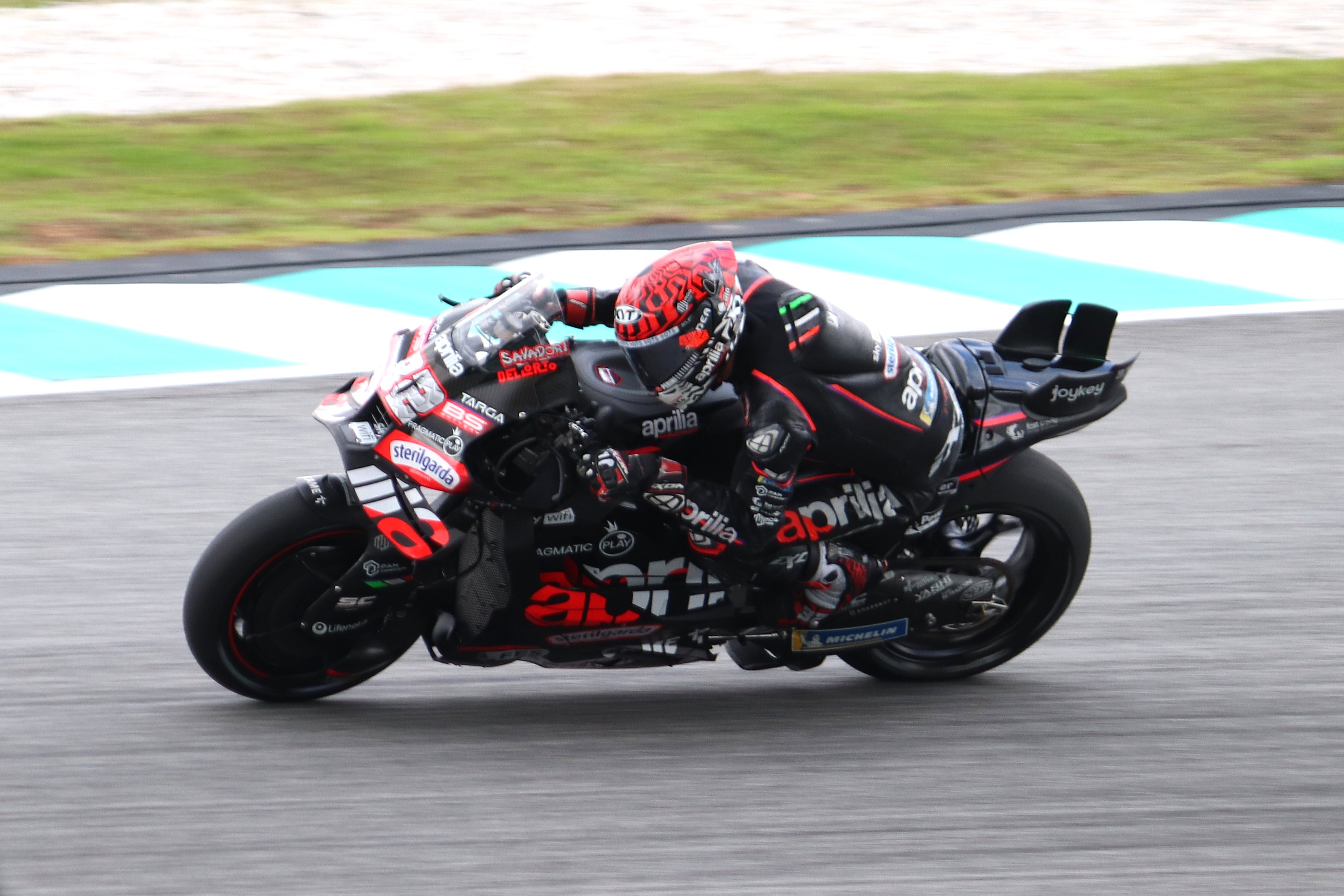 Aprilia Takes Early MotoGP Control as Ducati Searches for Answers