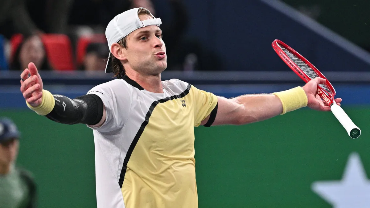 Zizou Bergs Stuns Carlos Alcaraz in Shanghai as Zverev Closes in on Year-End No. 1